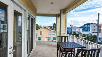 House, 3 Bedrooms | Balcony