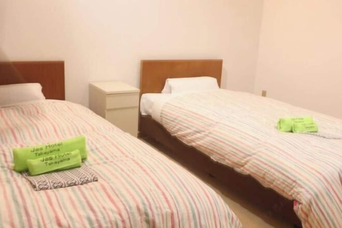 Escritorio, cortinas opacas, wifi gratis y ropa de cama
