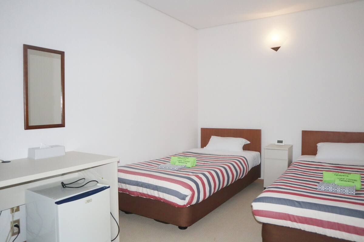 economy twin room | desk, blackout curtains, free wifi, bed sheets