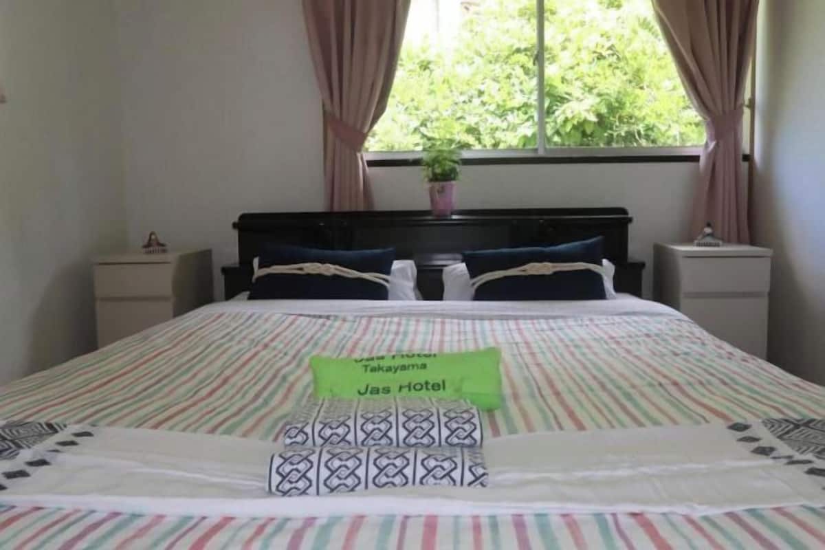Escritorio, cortinas opacas, wifi gratis y ropa de cama