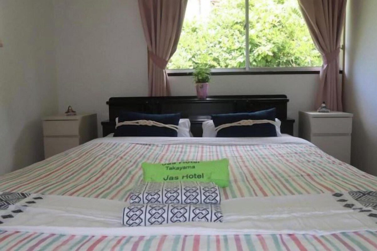 Escritorio, cortinas blackout, wifi gratis y ropa de cama