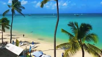 Playa en los alrededores, camastros y toallas de playa