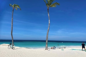 在海灘附近、躺椅、沙灘巾
