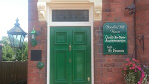 A green door with a plaque reading "Bewdley Hill House Quality En-Suite Accommodation" and a sign stating "Sorry, No Vacancies." - Bewdley Hill House (Kidderminster)