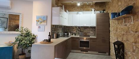 Microondas, cafetera y tetera, periquera y utensilios de cocina