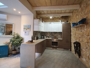 Four à micro-ondes, cafetiÚre-théiÚre, chaise haute