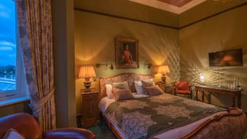 Muebles diferentes, escritorio, wifi gratis y ropa de cama