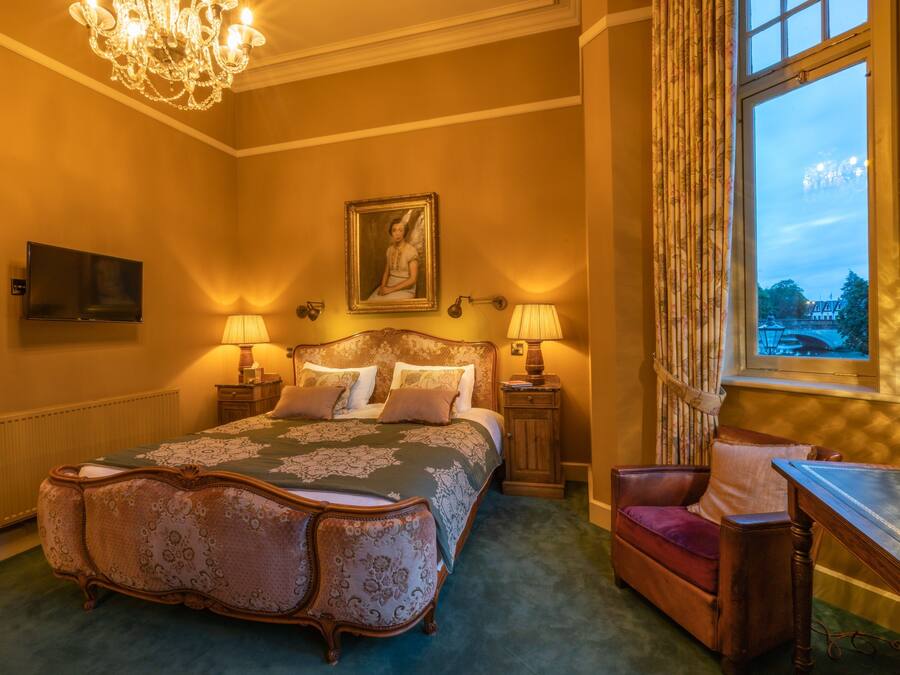 Chambre Double Deluxe (Riverview) | Ameublement personnalisé, bureau, Wi-Fi gratuit, draps fournis