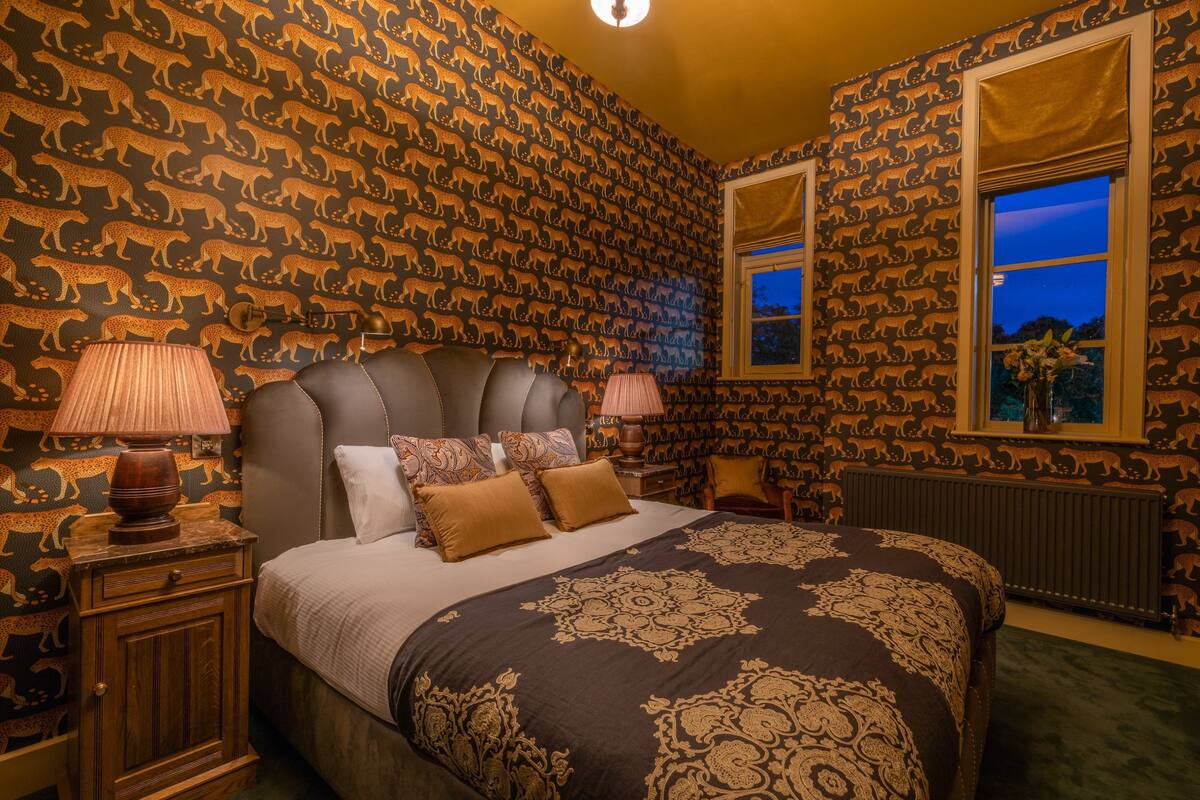 Habitación doble | Escritorio, wifi gratis, muebles diferentes y ropa de cama