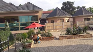 Breakfast, lunch, dinner served; local and international cuisine