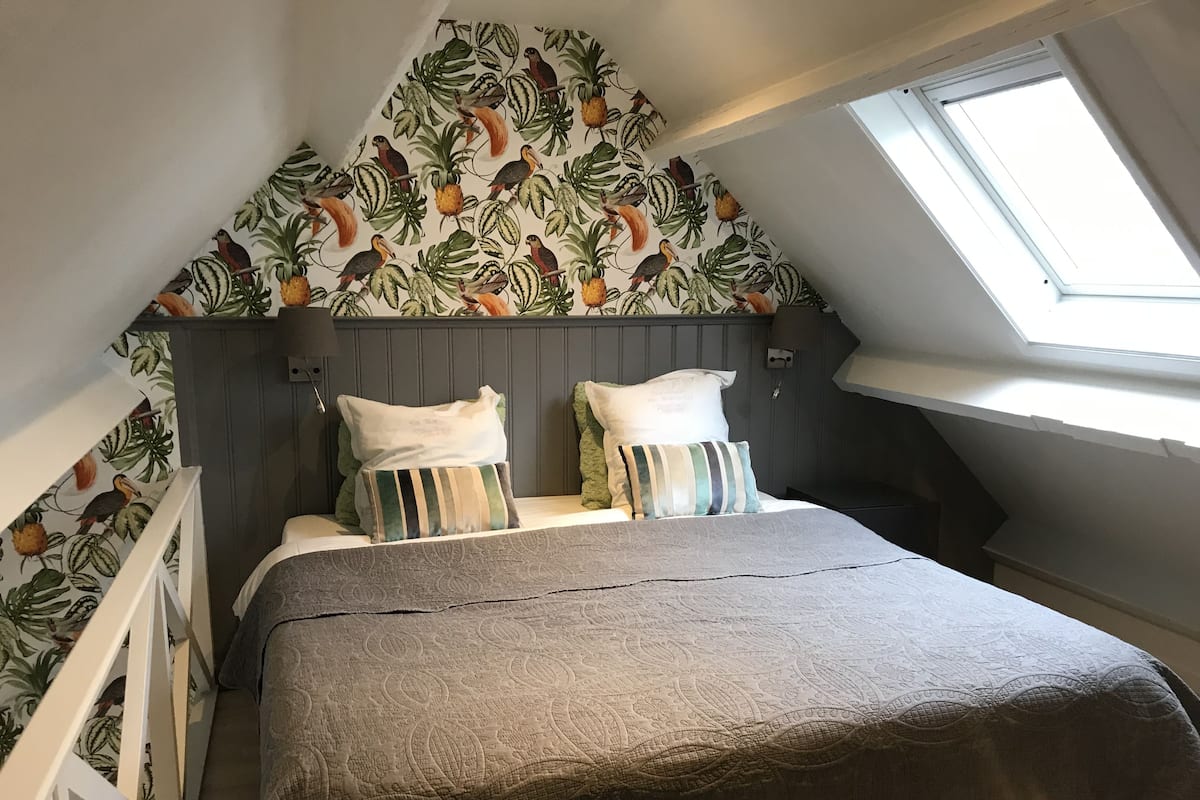 Standaard driepersoonskamer | Donzen dekbedden, bedden met traagschuimmatras, een minibar