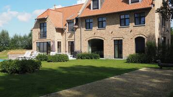 Villa | Vista frontal de la propiedad