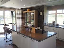 Firemannsrom – deluxe | Oppholdsområde | En 22-tommers smart-TV med digitale kanaler samt TV