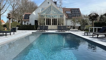 Sæsonbestemt udendørs pool