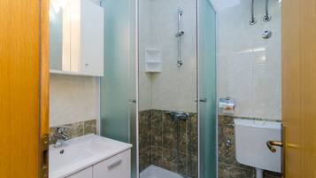 Articles de toilette gratuits, serviettes fournies, papier toilette