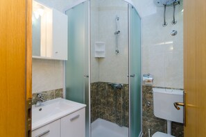 Amenidades de baño gratuitas, toallas, papel de baño 
