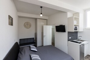 Een strijkplank/strijkijzer, gratis wifi, beddengoed