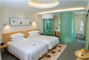 Caja de seguridad en la habitación, escritorio y cortinas blackout