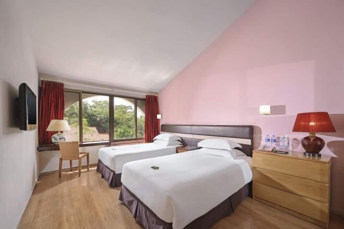 1 kamar tidur, brankas, meja kerja, dan tirai kedap cahaya