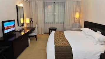 Deluxe kamer, 1 kingsize bed | 1 slaapkamer, een kluis op de kamer, een bureau
