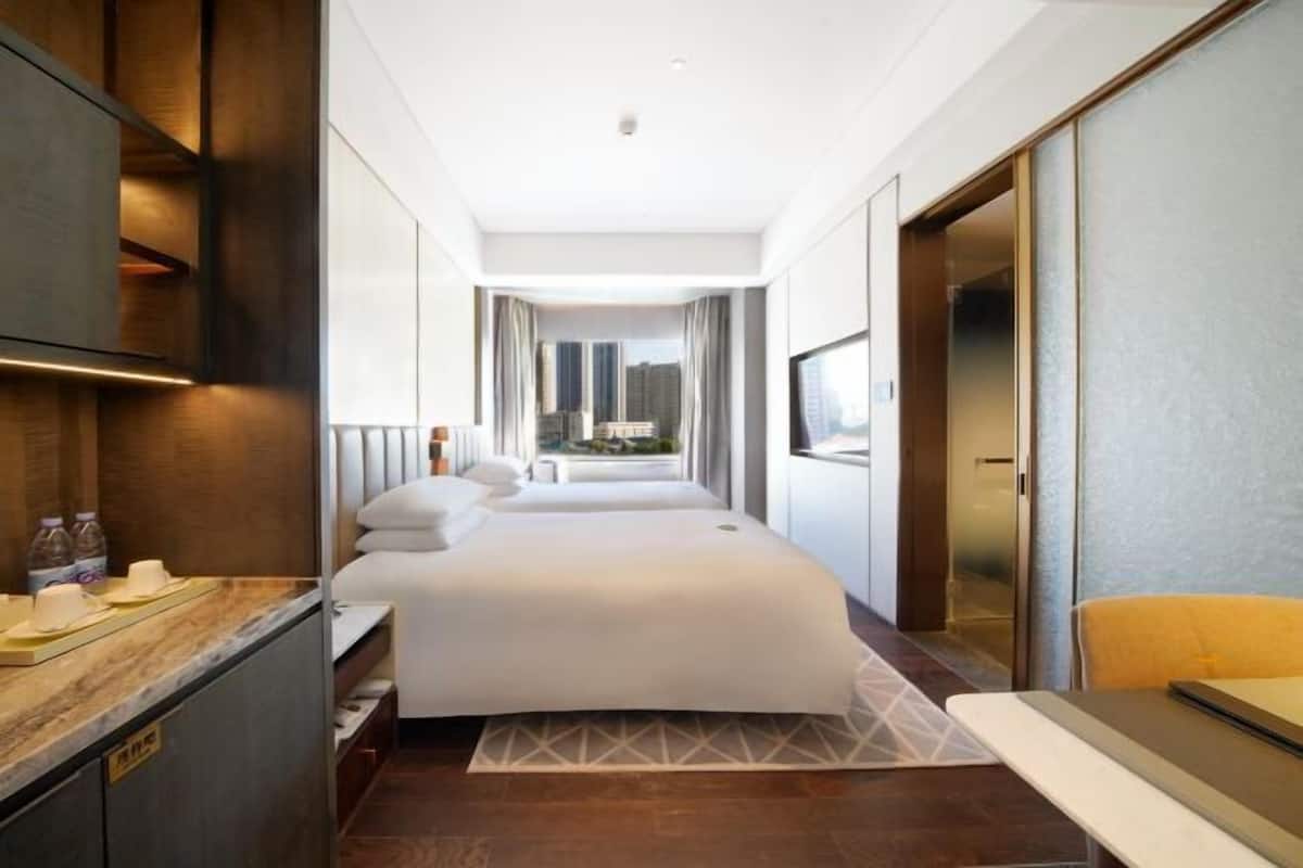 1 kamar tidur, brankas, meja kerja, dan tirai kedap cahaya
