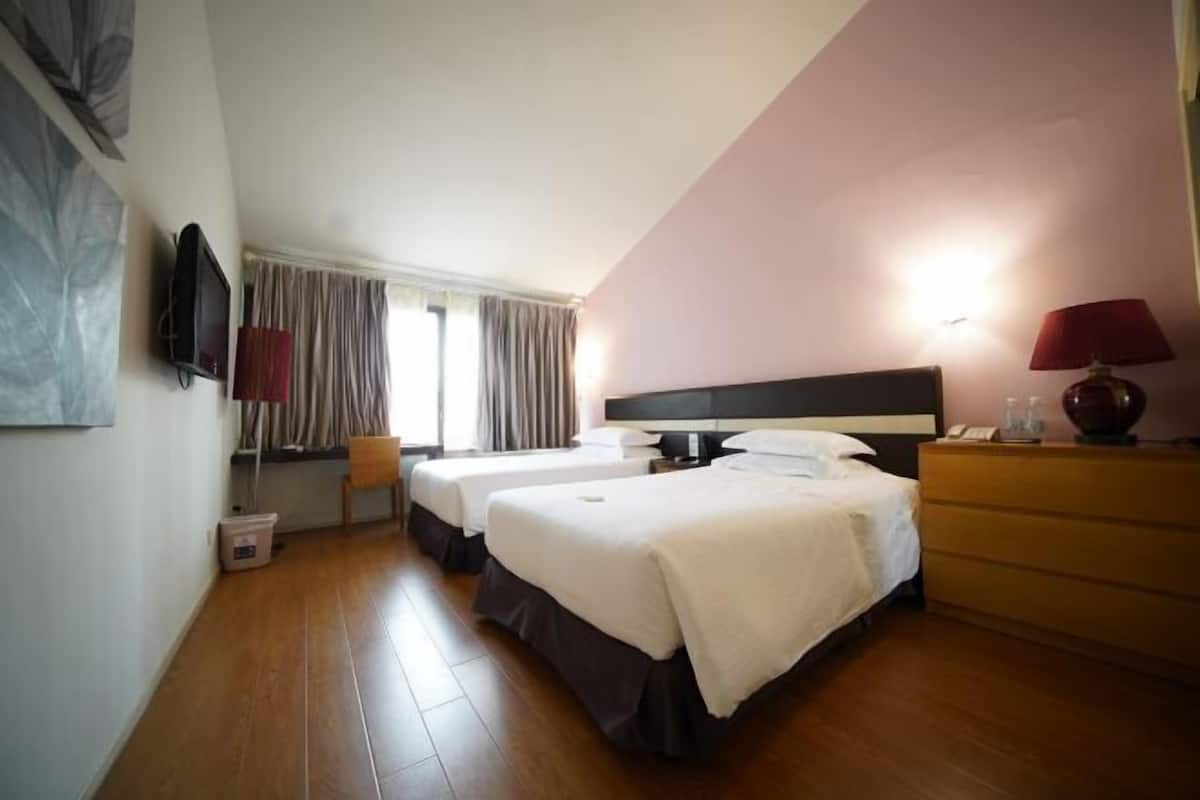 1 habitación, caja de seguridad en la habitación y escritorio