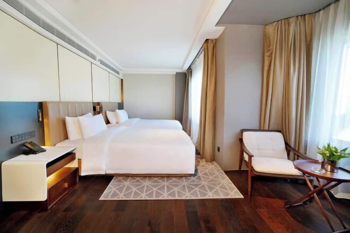 1 kamar tidur, brankas, meja kerja, dan tirai kedap cahaya