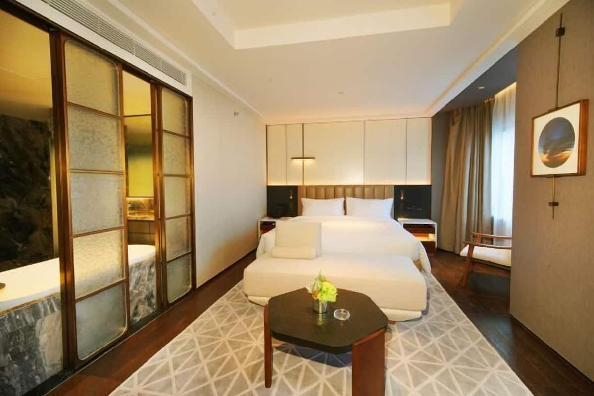 1 kamar tidur, brankas, meja kerja, dan tirai kedap cahaya