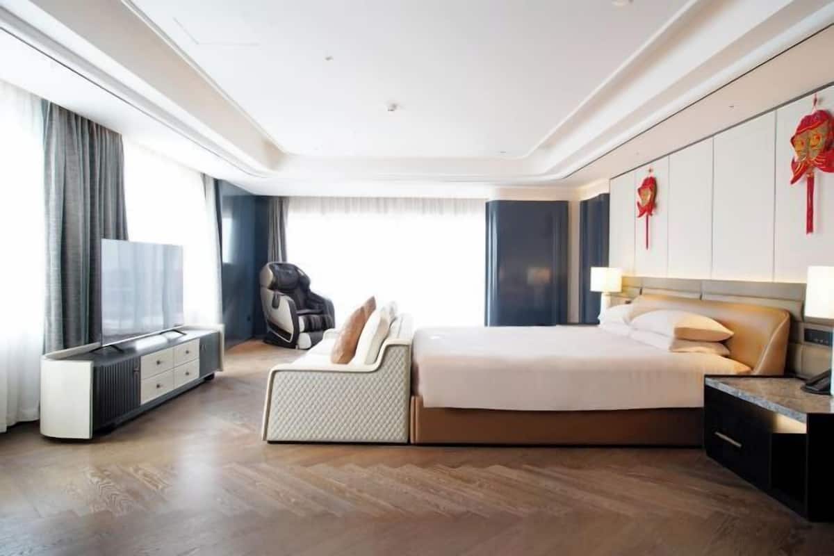 1 kamar tidur, brankas, meja kerja, dan tirai kedap cahaya