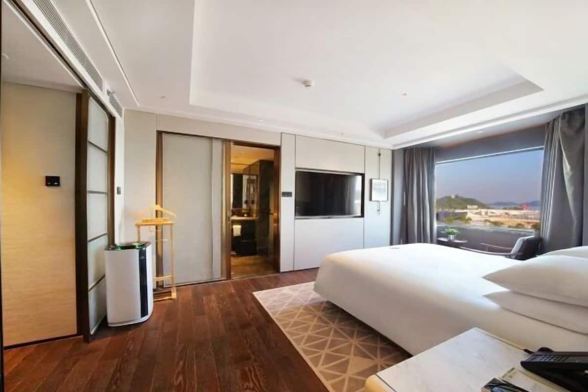 1 kamar tidur, brankas, meja kerja, dan tirai kedap cahaya