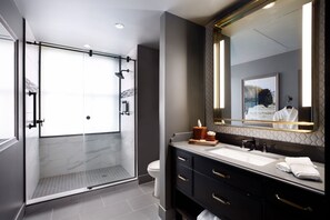 Designer-Toilettenartikel, Haartrockner, Bademäntel, Handtücher