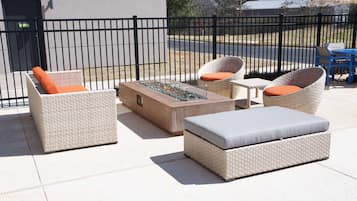 Una piscina al aire libre de temporada, sillones reclinables de piscina