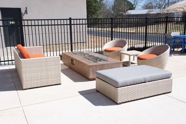 Sezonluk açık havuz, 9 ve 22 saatleri arasında açık, şezlonglar