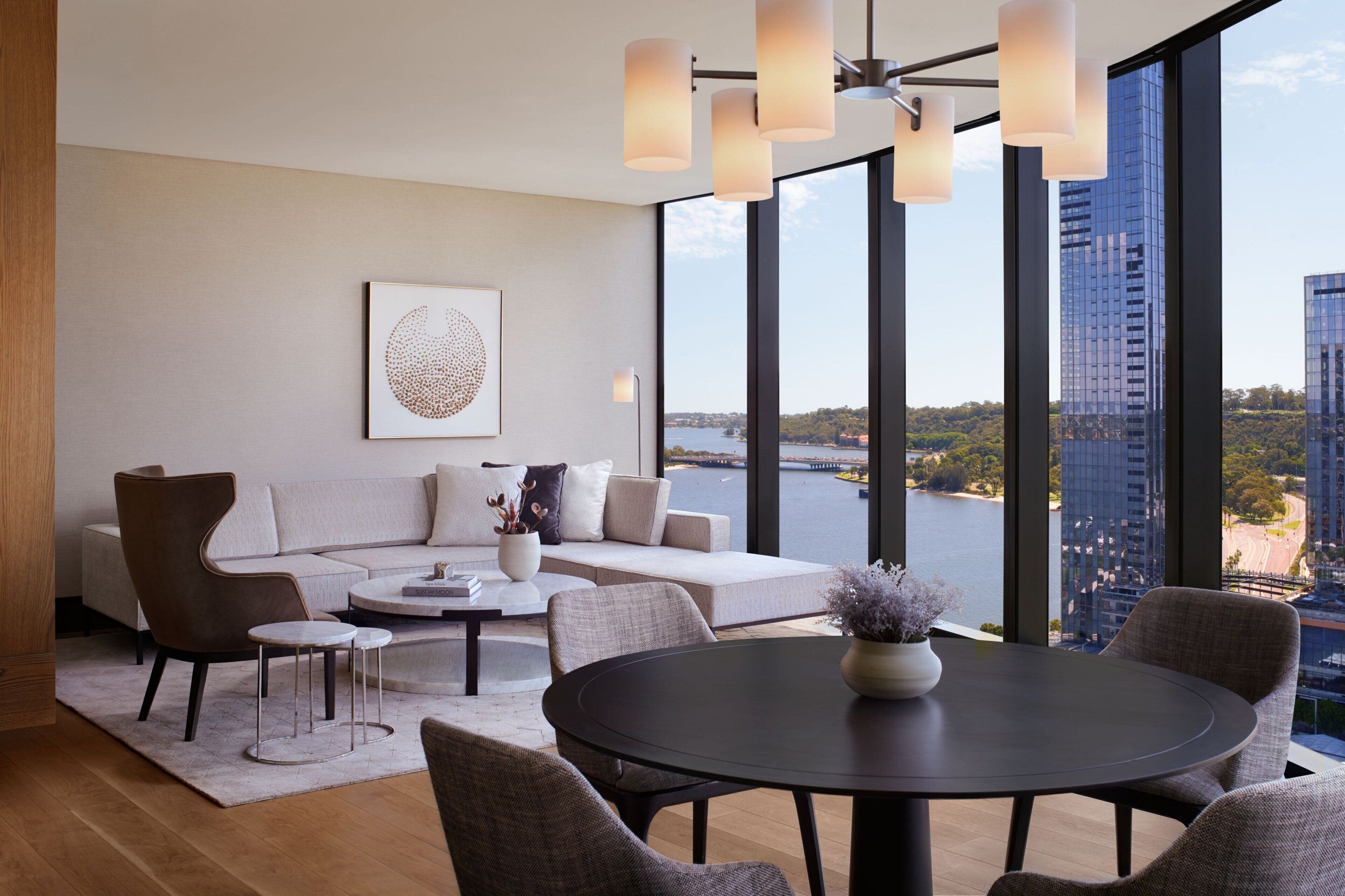 Minibar, caja de seguridad en la habitación y decoración personalizada 