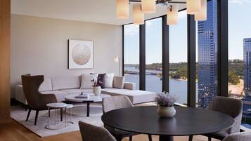 Minibar, caja de seguridad en la habitación y decoración personalizada