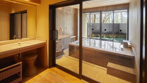 Un baño moderno con un espejo grande, un lavabo y una zona de ducha.