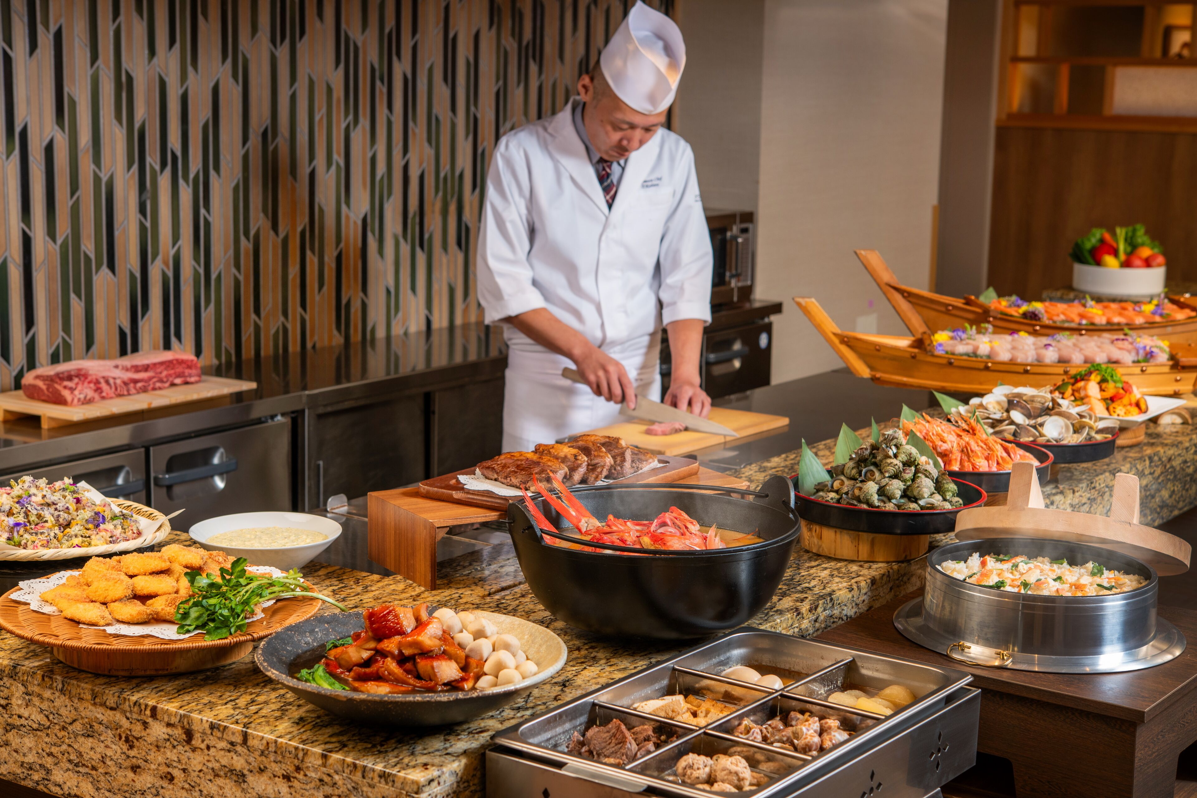 Un buffet proposant une variété de plats et un chef qui prépare les aliments.