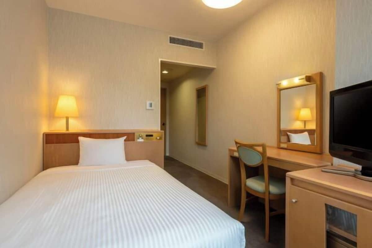 Premium bedding, in-room safe, desk, free WiFi