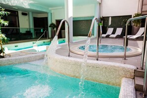 Een binnenzwembad, een seizoensgebonden buitenzwembad