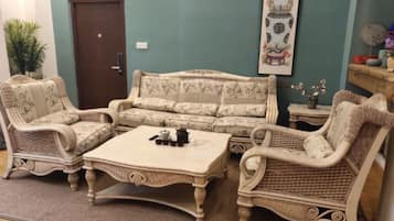 Design-Apartment, 3 Schlafzimmer | Wohnzimmer | Fernseher