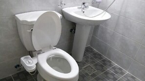 A bathroom with a toilet and a sink. - Jeonju Nangman Sidai Guesthouse - Hostel (Jeonju)