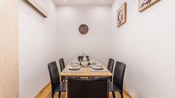 Design-Apartment, 3 Schlafzimmer | Essbereich im Zimmer