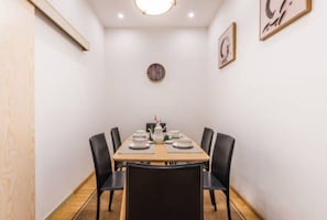Design-Apartment, 3 Schlafzimmer | Essbereich im Zimmer