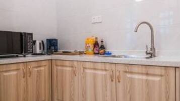 Design-Apartment, 3 Schlafzimmer | Eigene Küche | Kühlschrank, Herdplatte, Wasserkocher, Reiskocher