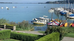 A marina with boats docked, a wooden pier, and a clear view of the water. - Gästehaus am See (Gaienhofen)