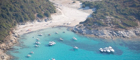 Una spiaggia nelle vicinanze, sabbia bianca, immersioni subacquee