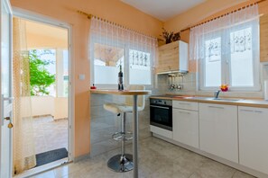 Jääkaappi, mikroaaltouuni, uuni, liesi