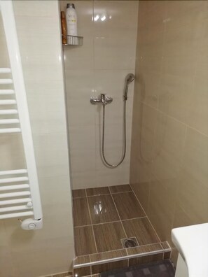 Bathroom shower - Margaritas house (Athens)