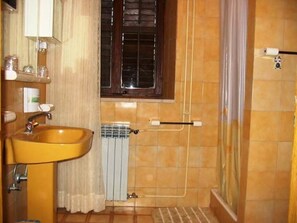 Bathtub, towels