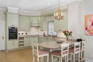 Classic House, 4 Bedrooms | Private kitchen | Fridge, microwave, oven, stovetop - Monmouth 21 (Cape Town)